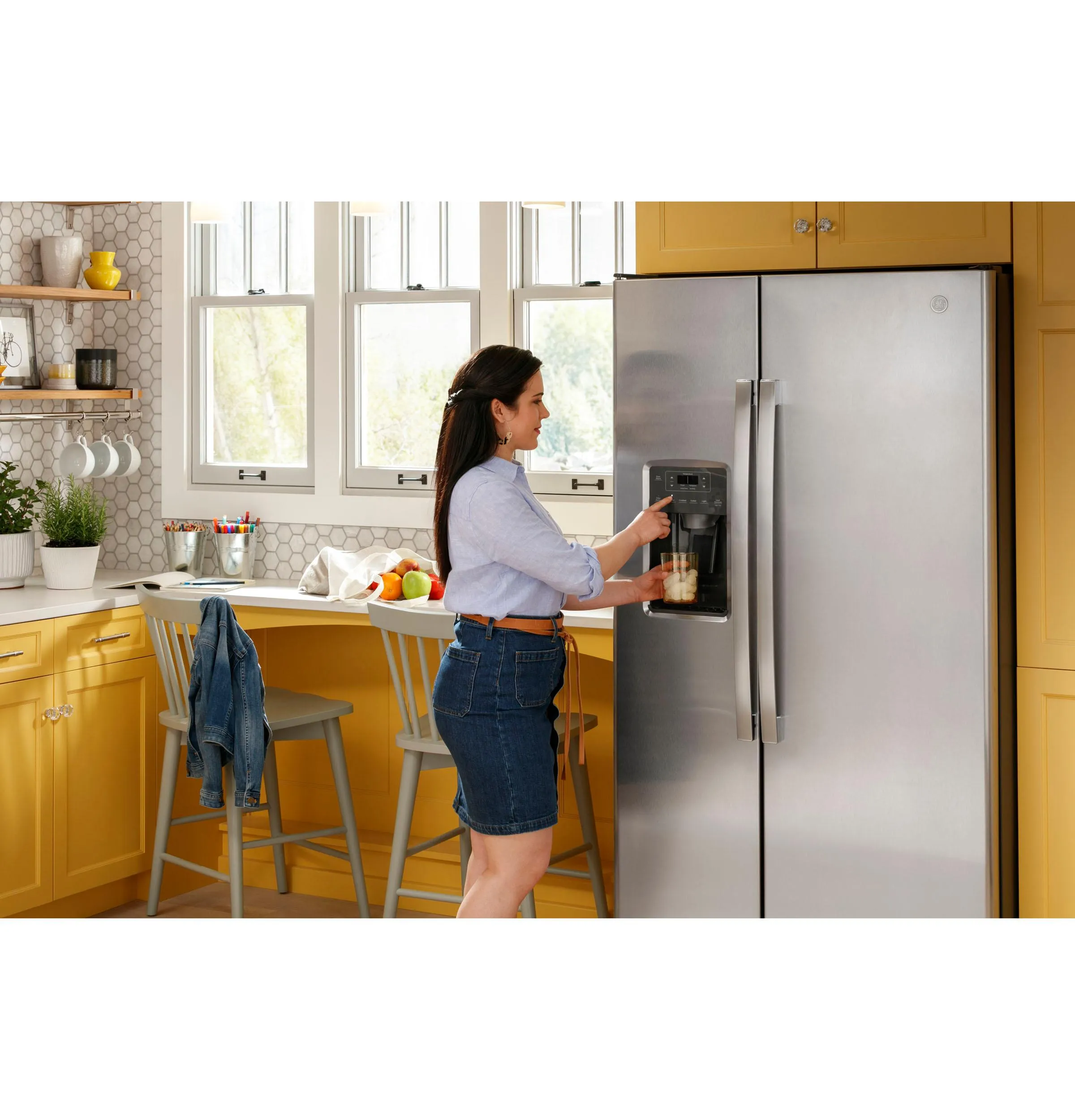 GSE23GGPBB GE® ENERGY STAR® 23.0 Cu. Ft. Side-By-Side Refrigerator