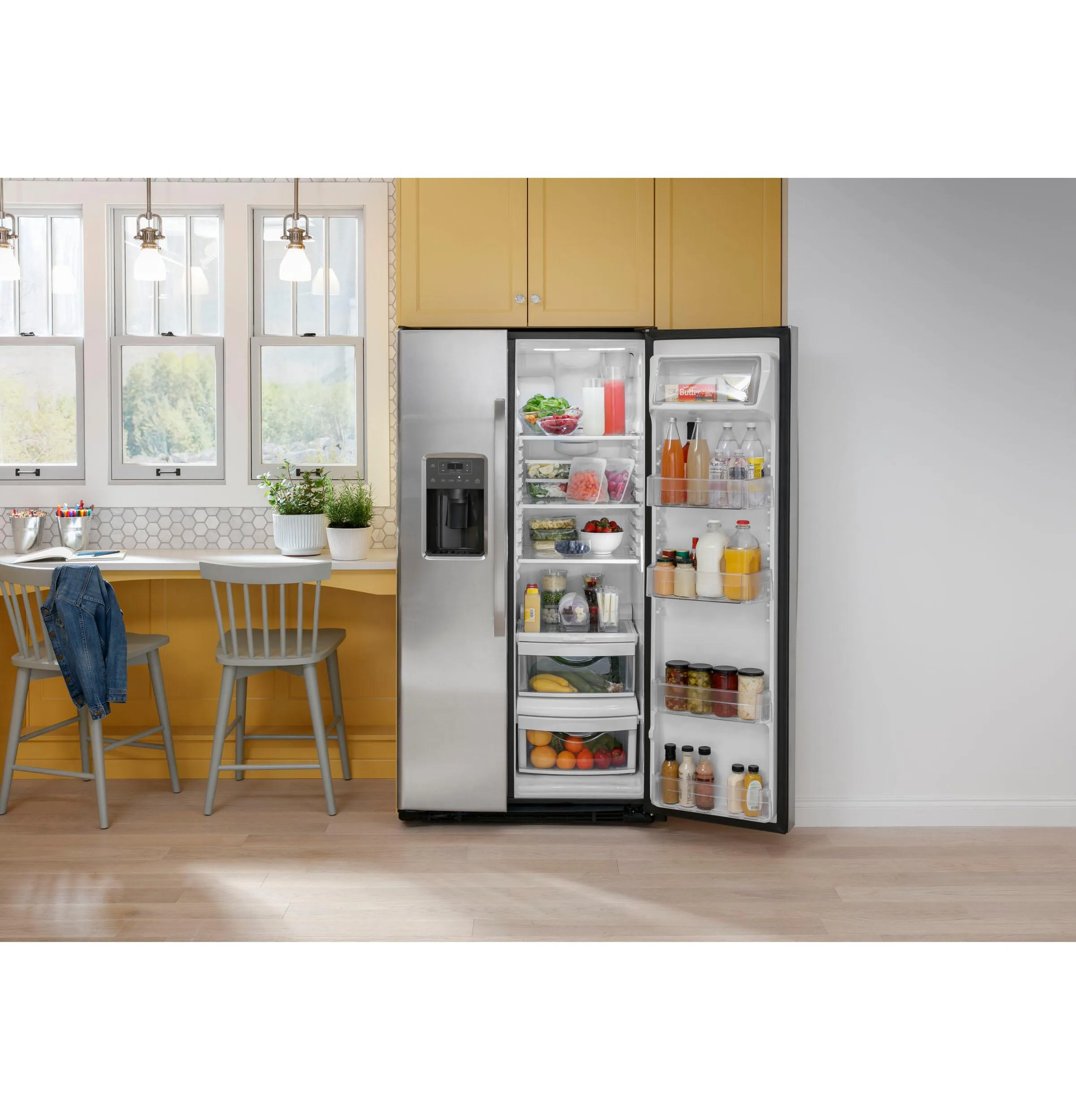 GSE23GGPBB GE® ENERGY STAR® 23.0 Cu. Ft. Side-By-Side Refrigerator